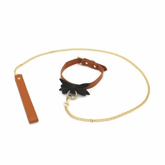 Bruin leren collar met zwarte strik en leiband