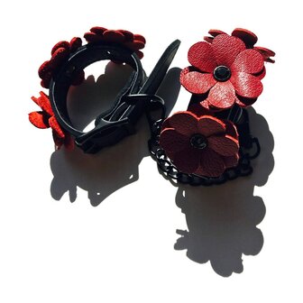 Liebe Seele - Flower Rhythm - Enkelboeien met Bloemen uit Leer - Exclusief en uniek ontwerp uit Japan - Rood/Zwart