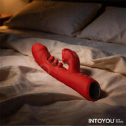 IY - Trixy - Driedubbele Kloppende Rabbit Vibrator met Likkende Tong - App Control - Rood