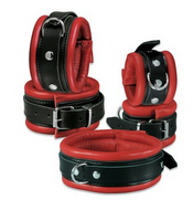 Kiotos Leather - Spreidstang - Spreader Bar met Halsband en 4 Kunstlederen Boeien - zwart/rood
