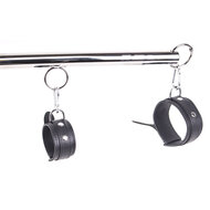 Kiotos Leather - Spreidstang - Spreader Bar met 4 Pols- en Enkelboeien van Kunstleer - zwart