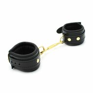 Kiotos Leather - Lederen Polsboeien Met Goudkleurige Metalen Hardware - Zwart