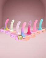 Love to Love - Dildoll Daydream - Kleurrijke Dildo's van 100% Siliconen - Gebogen Vorm - Vaginaal en Anaal Gebruik - Met Zuignap - Handsfree Plezier - Met Waterbasis Glijmiddel - Makkelijk Schoon te Maken