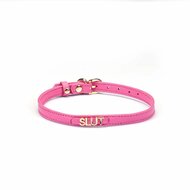 Liebe Seele - Smalle Choker Met Gouden Letters - Slut - Italiaans Kwaliteitsleder - Fel Roze