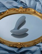 Svakom - Erica - Draagbare Vibrator Met App Control - Twee Motoren - Lichtblauw