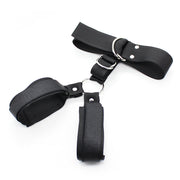 Smart Moves - Collar met Handboeien aan Verbindende Riem - Zwart-Erotiekvoordeel.nl