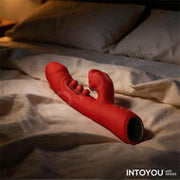 IY - Trixy - Driedubbele Kloppende Rabbit Vibrator met Likkende Tong - App Control - Rood