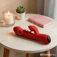 IY - Trixy - Driedubbele Kloppende Rabbit Vibrator met Likkende Tong - App Control - Rood