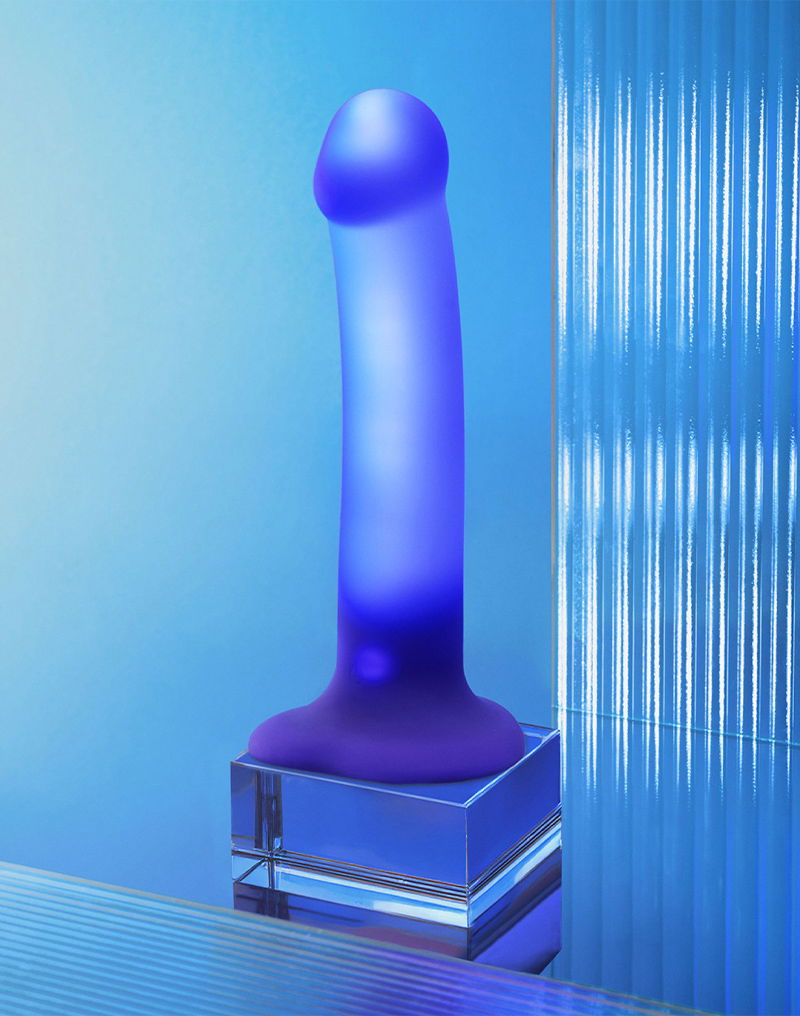 Strap-On-Me - Glow-LED Dildo - Paars - Maat M