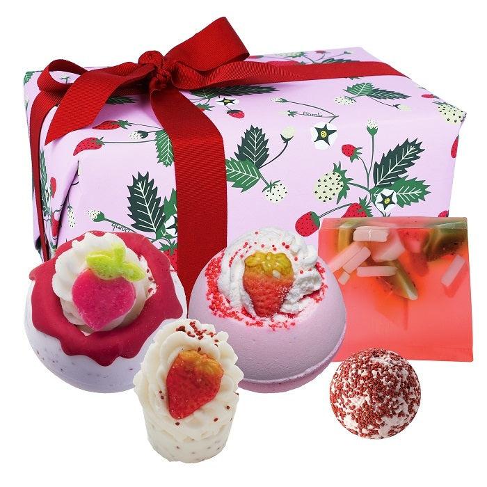 Bomb Cosmetics - Strawberry Feels - Geschenkset Badproducten - Handgegoten Zeep - Bath Bombs - En Meer!-Erotiekvoordeel.nl