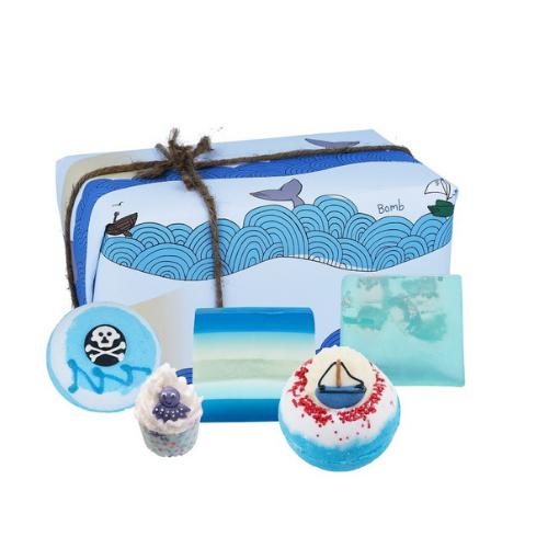 Bomb Cosmetics - Yeah Buoy - Gift Pack - Kado Doos met Bad Zeep en Verzorgingsproducten-Erotiekvoordeel.nl