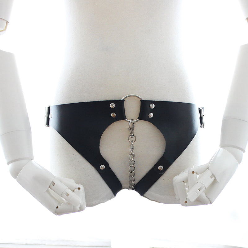 Fixxx - Fetish Damesslipje met Ketting Door Kruis - PU-Leer - One Size - Verstelbaar - Zwart-Erotiekvoordeel.nl