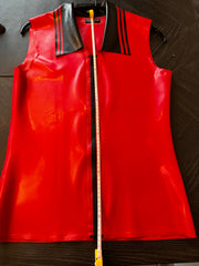 Peter Domenie - Latex Herenshirt Mouwloos met Kraagje - Rood met Zwarte Striping