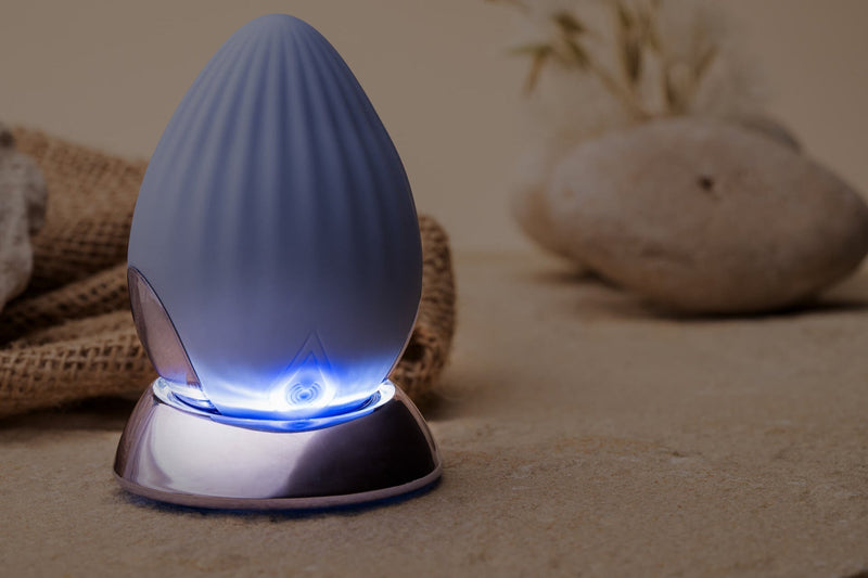 NIYA 4 - Oplegvibrator - Intieme Massager - Met Verlicht Docking Station - Lichtblauw