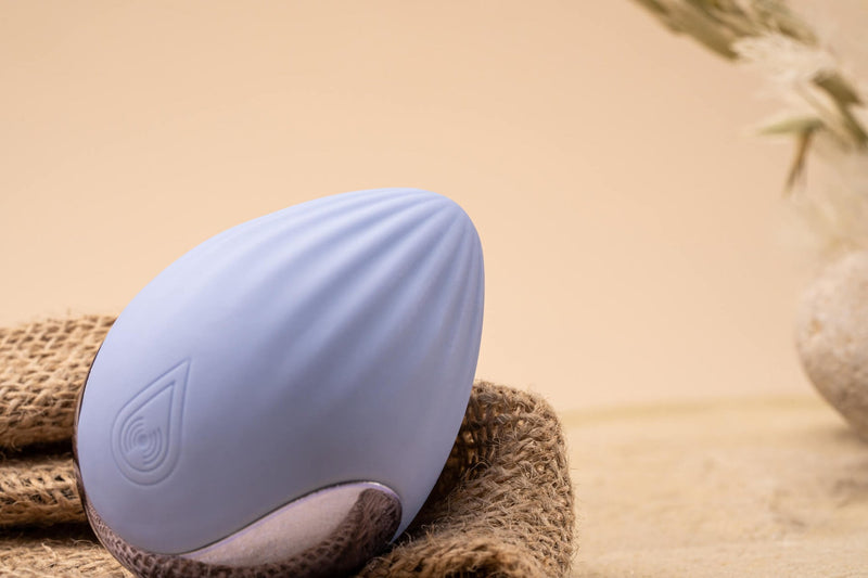 NIYA 4 - Oplegvibrator - Intieme Massager - Met Verlicht Docking Station - Lichtblauw