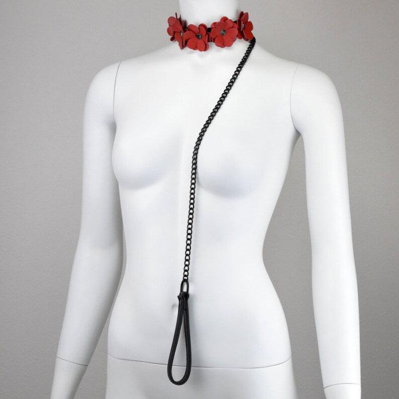 Liebe Seele - Flower Rhythm - Collar met Bloemen uit Leer - Exclusief en uniek ontwerp uit Japan - Rood/Zwart-Erotiekvoordeel.nl